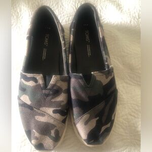 Toms, camo printed shoes, size 8.5W